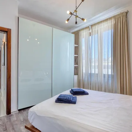 Stylish Penthouse With Jacuzzi, Bbq, Sundeck *