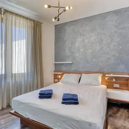 Stylish Penthouse With Jacuzzi, Bbq, Sundeck